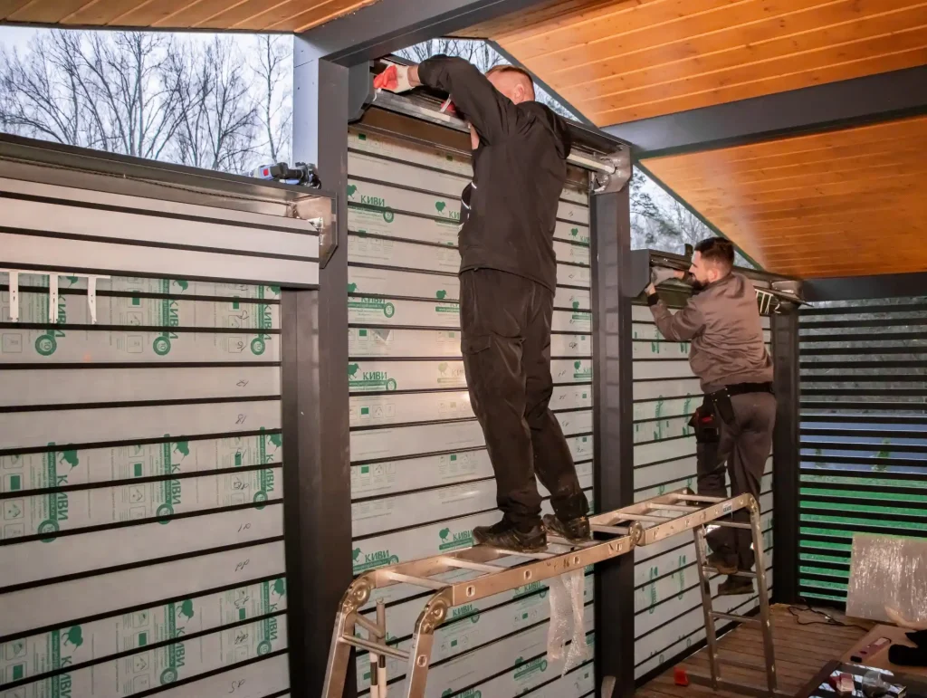 Монтаж прозрачных рольставней
